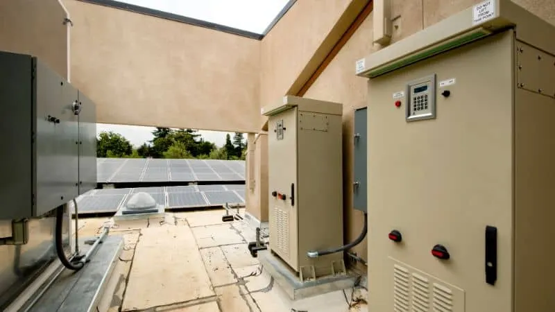 Solar energy storage system with modern battery technology